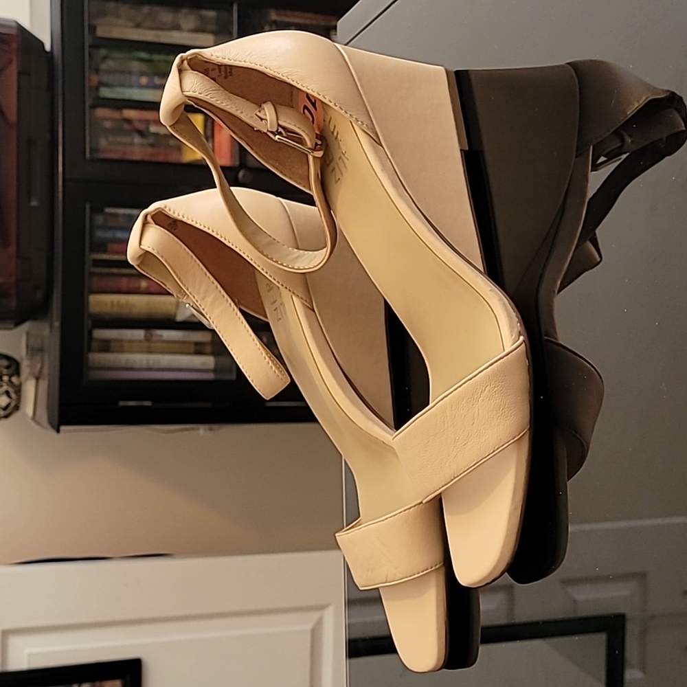 *NWOB* Nude LEATHER wedge sandals